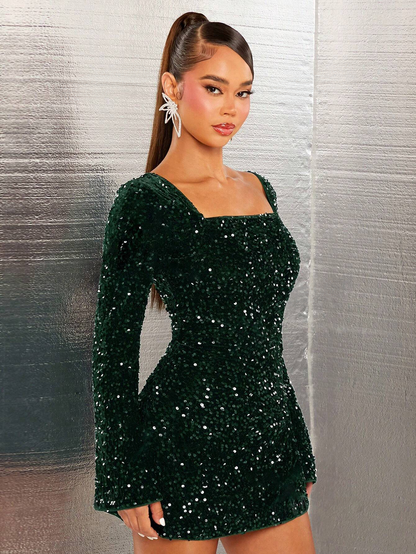 Zoom sur une robe de soirée manches longues à paillettes